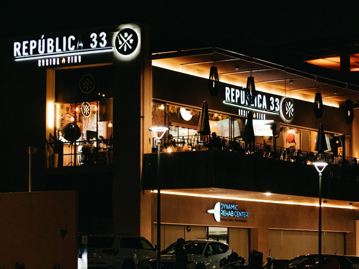República 33 La Cima - noche